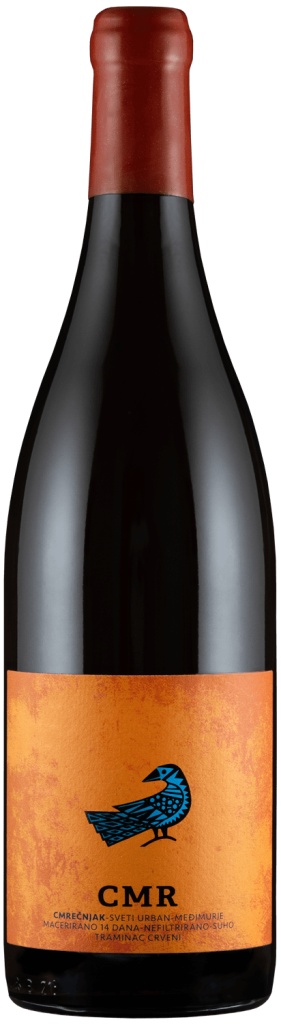 Bočica crvenog vina CMR Traminac crveni na tamnoj pozadini.