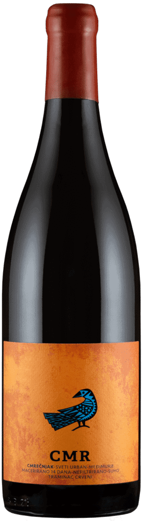 Bočica crvenog vina CMR Traminac crveni na tamnoj pozadini.