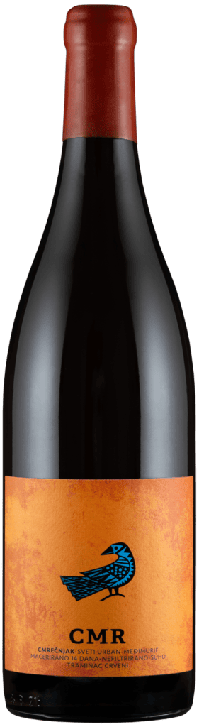 Bočica crvenog vina CMR Traminac crveni na tamnoj pozadini.