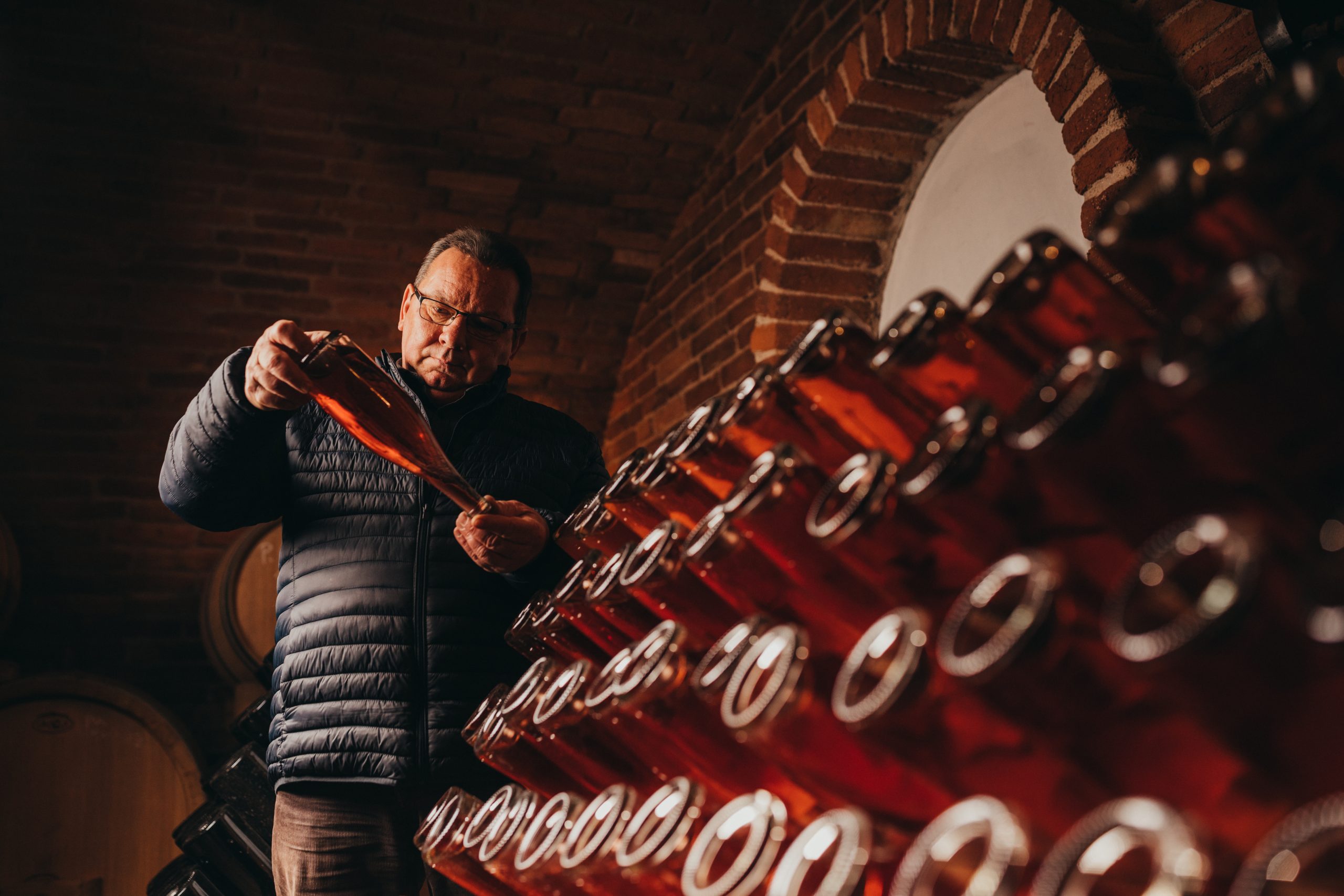 Vinar u procesu punjenja boca vina u vinariji Cmrečnjak.