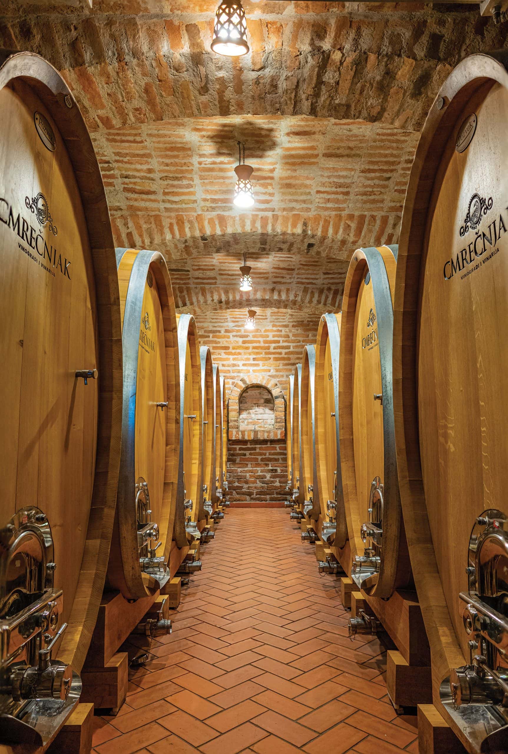 Vinski podrum Cmrečnjak s velikim bačvama za vino.