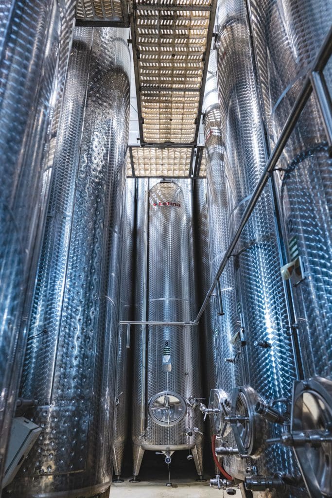Unutrašnjost vinskih podrumova s inox cijevima i opremom.